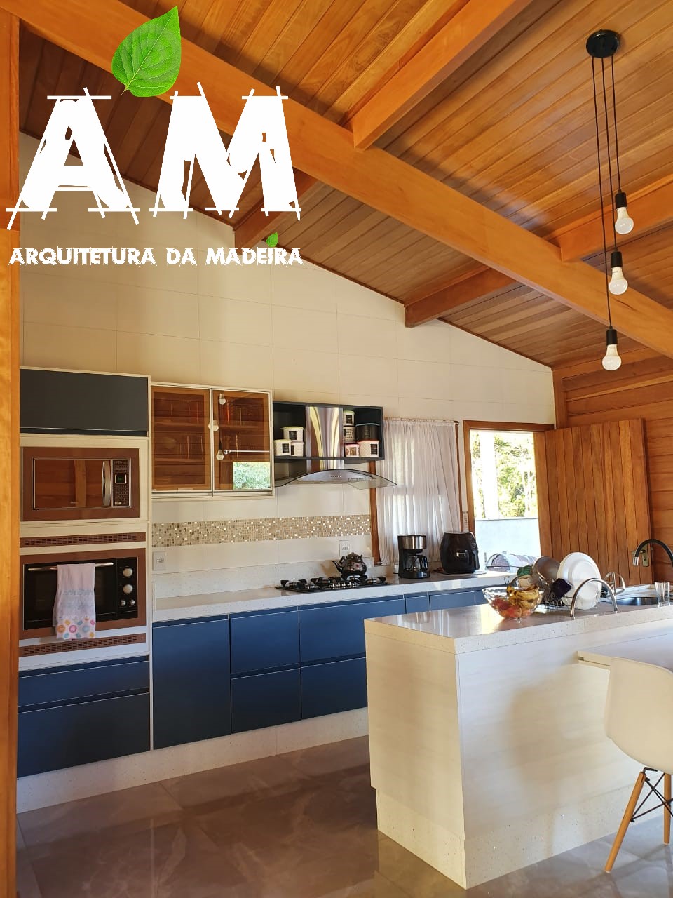 Cozinha integrada em casa de madeira construída com o projeto