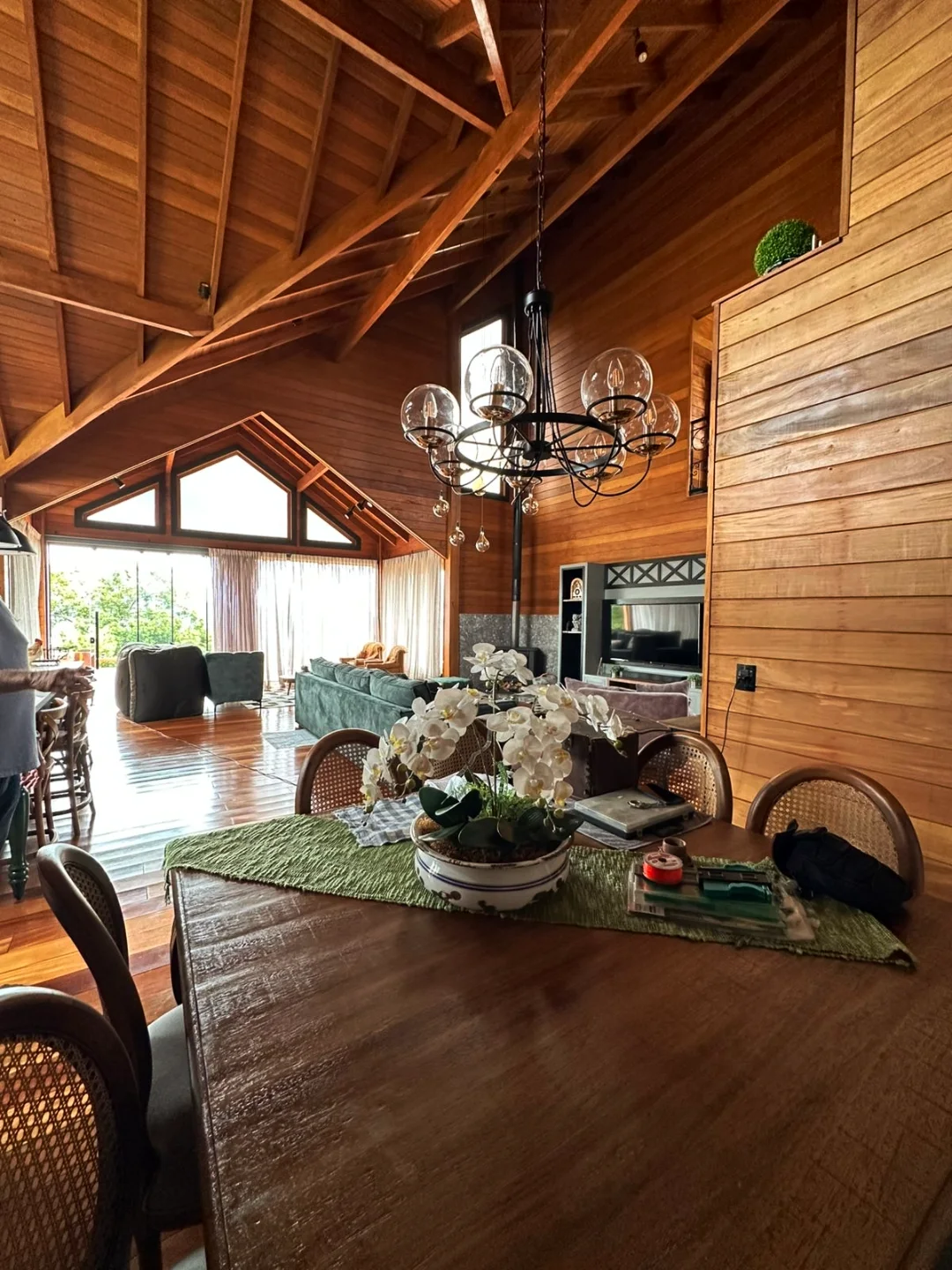 Fachada de casa de madeira ao entardecer, obra de cliente