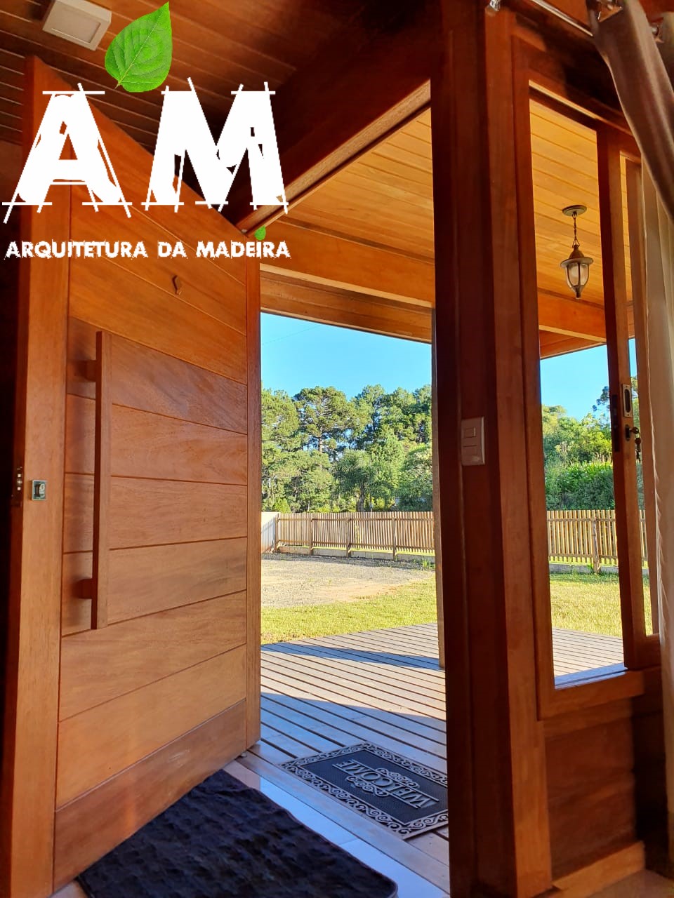 Porta de madeira e deck na casa construída no terreno do cliente