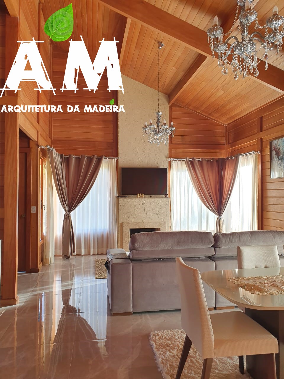 Sala ampla com pé-direito alto e lareira em casa de madeira de cliente