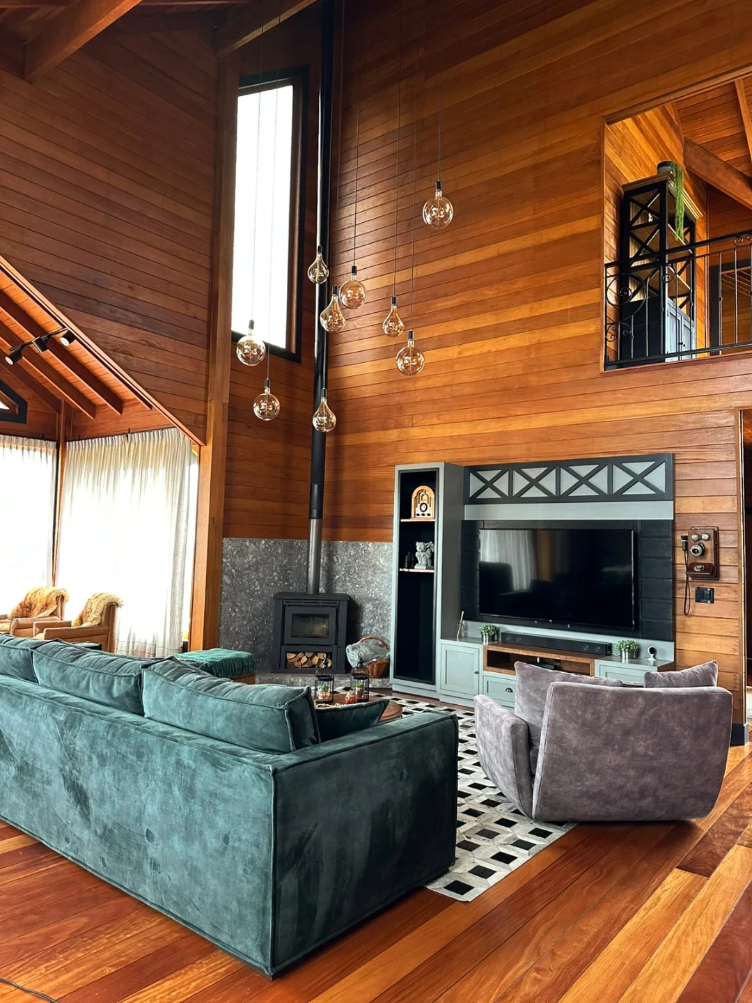Sala ampla com pé-direito alto em casa de madeira construída com projeto Arquitetura da Madeira
